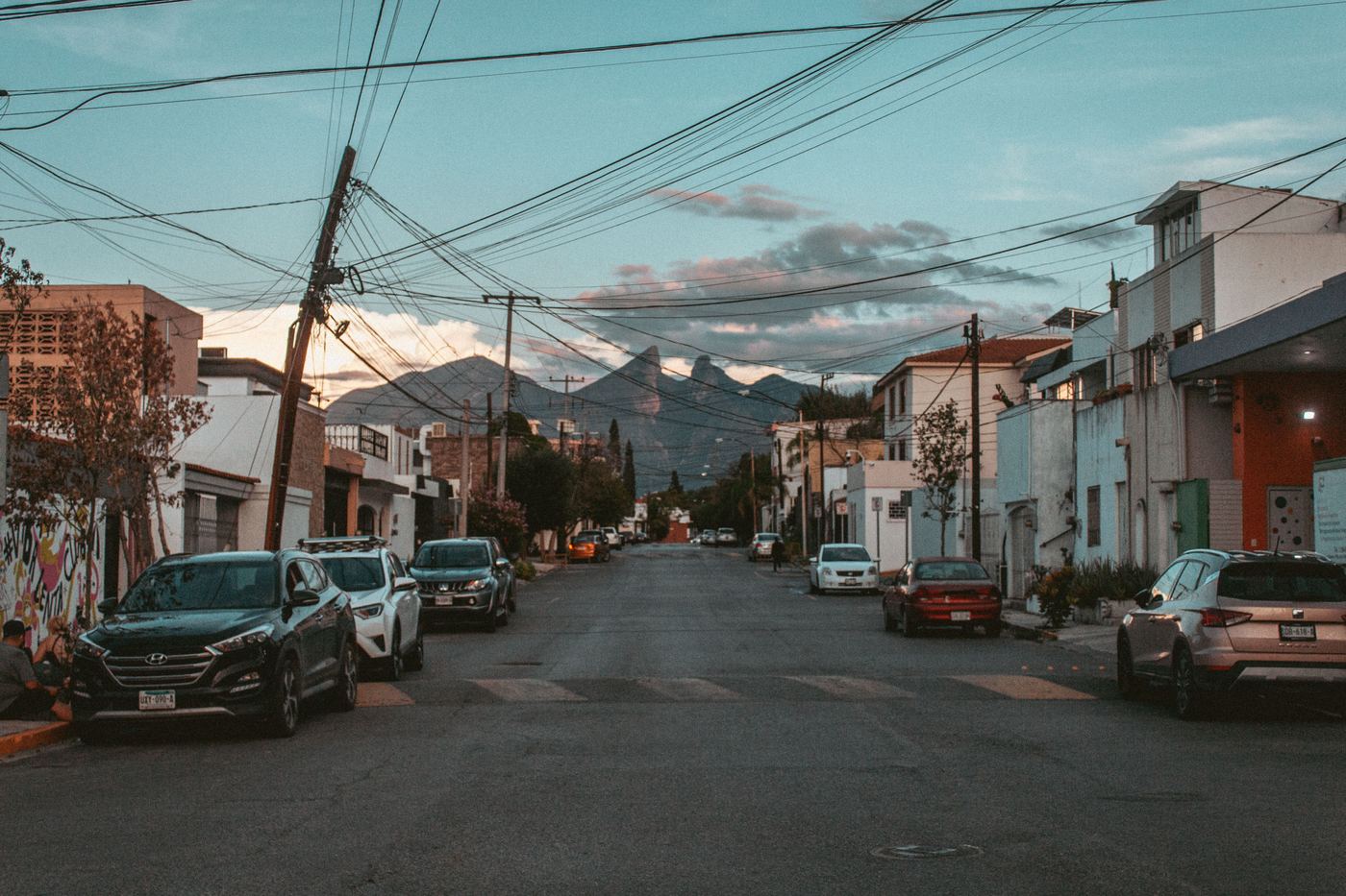 El Cerro de la Silla sobre Monterrey al atardecer