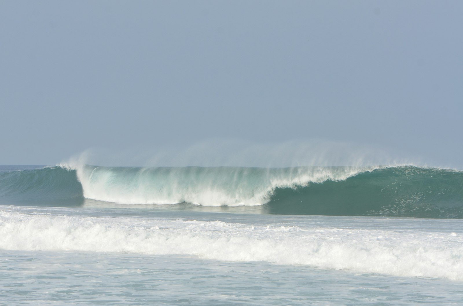 Una ola rompe frente a la playa Zicatela, en Puerto Escondido, Oaxaca